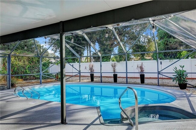 Building Photo - 905 SE Flamingo Ave