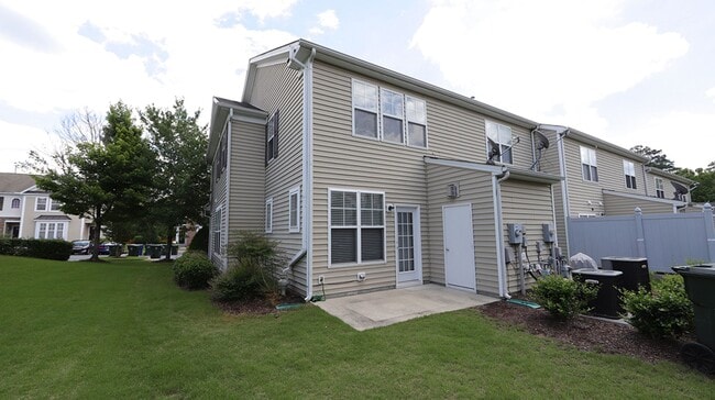 Building Photo - End Unit Townhome in Highland Creek Community!