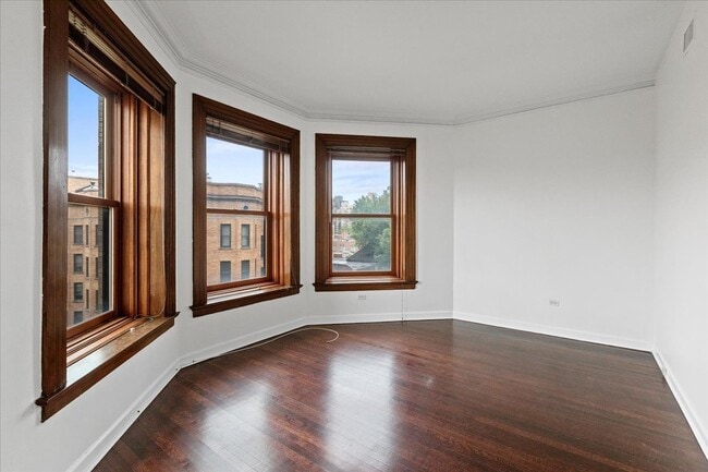 Building Photo - 559 W Surf St