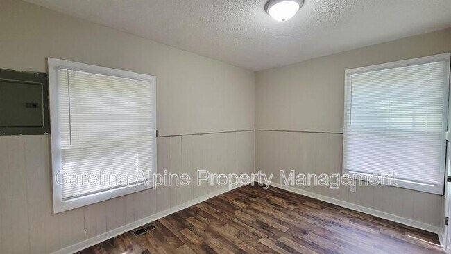 Building Photo - 1306 Ragan Ave
