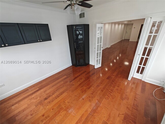 Building Photo - 825 Brickell Bay Dr