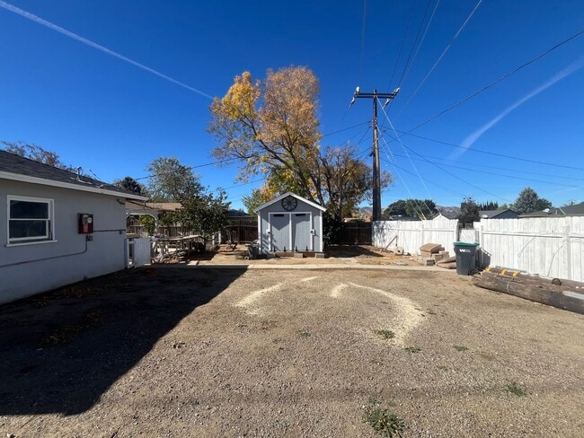 Building Photo - 3 Bed 1 Bath Home in Tehachapi CA Available!