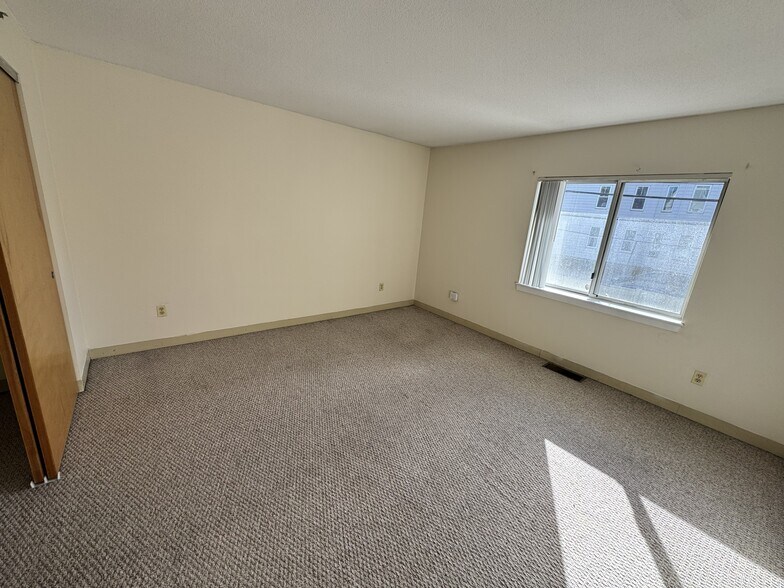 Building Photo - 142 North Beacon St