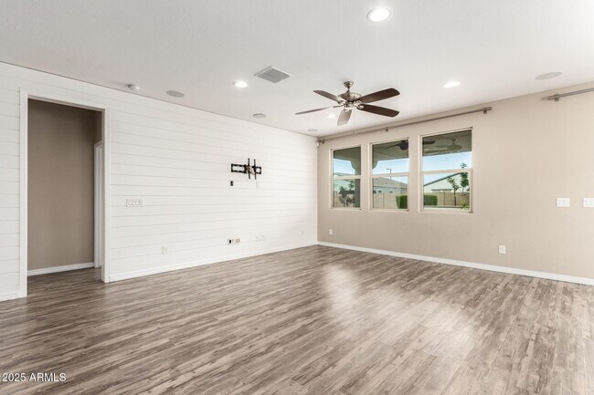 Building Photo - 423 S 194th Ln