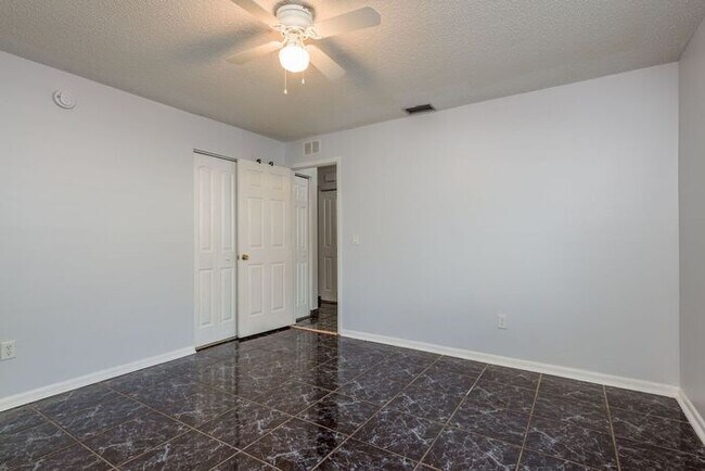 Building Photo - 4/2 Tampa Home