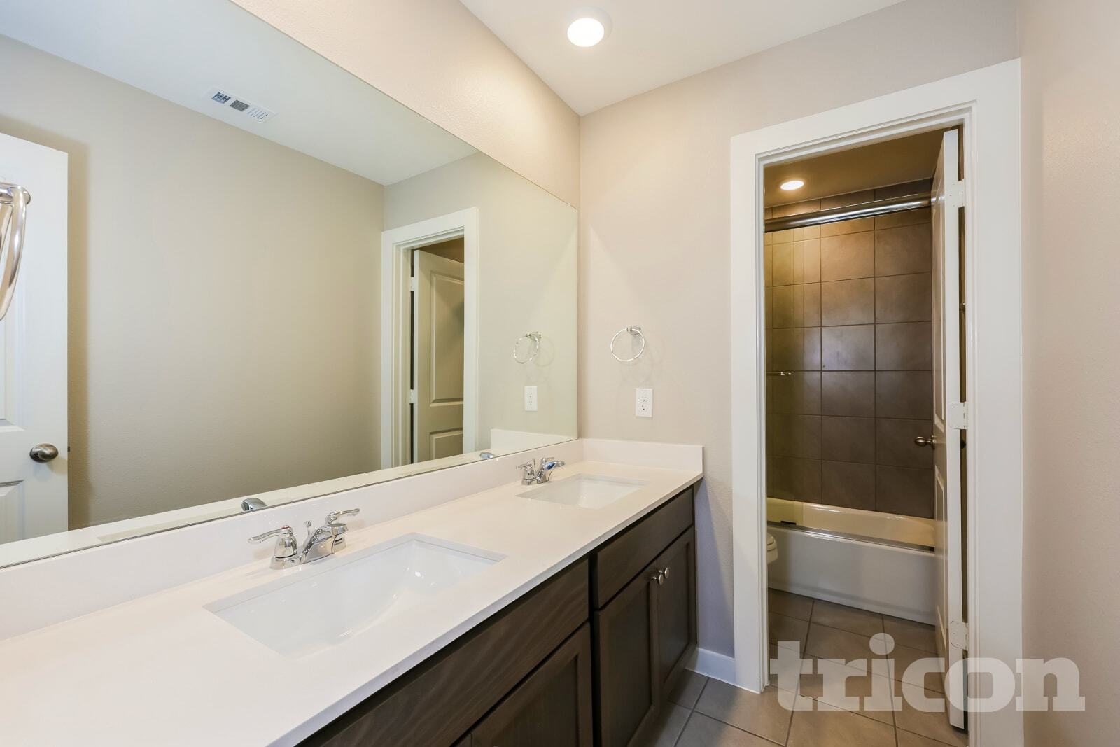 Building Photo - 836 Thorn Hill Dr