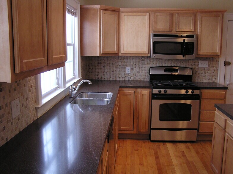 Building Photo - 425 Roosevelt Ave