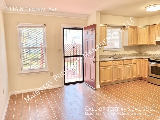 Building Photo - Updated 3 Bed 3 Bath End Unit Townhouse