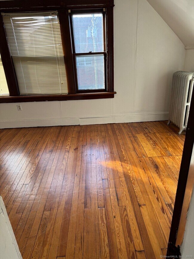 Building Photo - 458 Ridgefield Ave