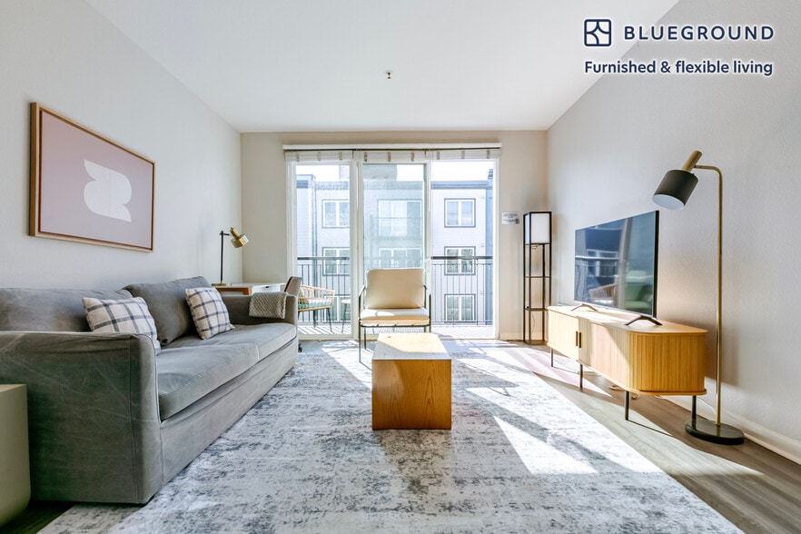 Building Photo - 5684 Bay St