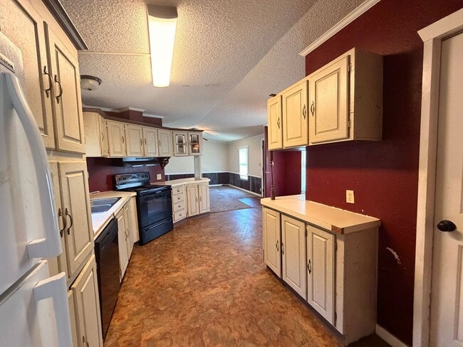 Building Photo - This 3-bedroom, 2-bathroom home on the outskirts of Russellville, AR
