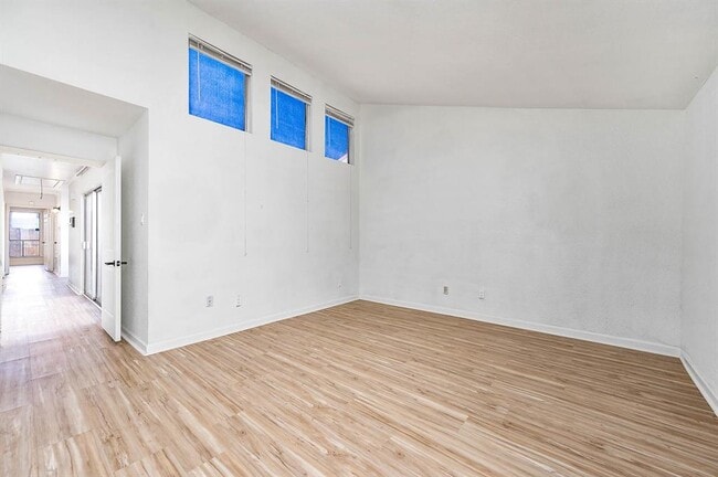 Building Photo - 10626 Sandpiper Dr