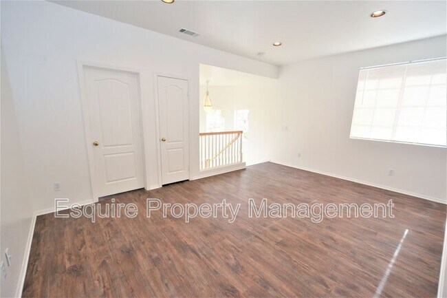 Building Photo - 2861 Golf Villa Way
