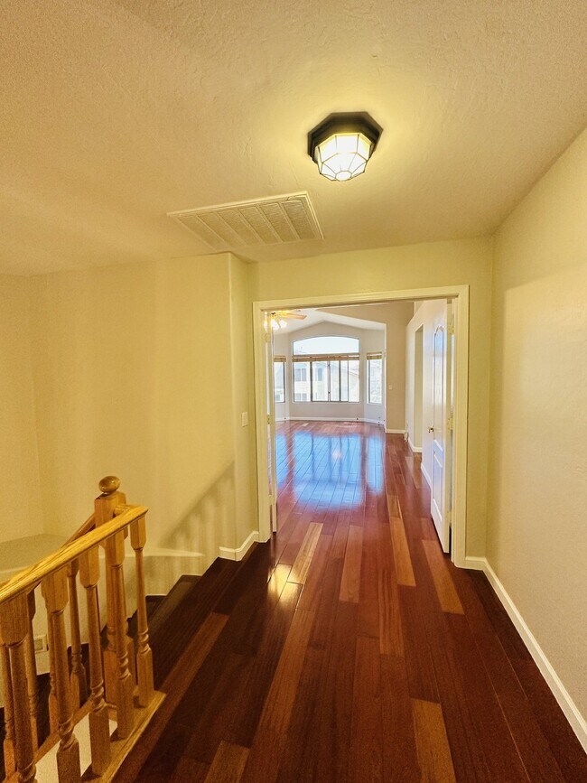 Building Photo - 672 W Raven Dr