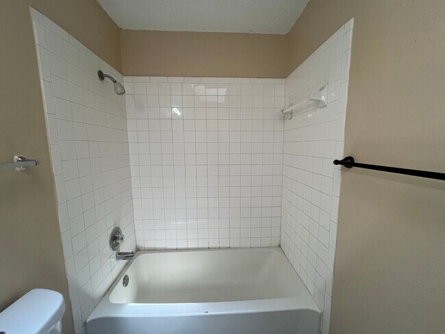 Building Photo - 5525 Lochmoor