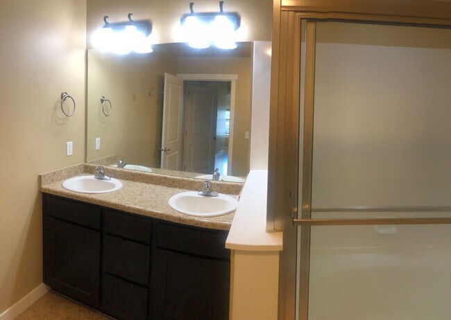 Building Photo - Stunning Down Town Condo in Secure Building