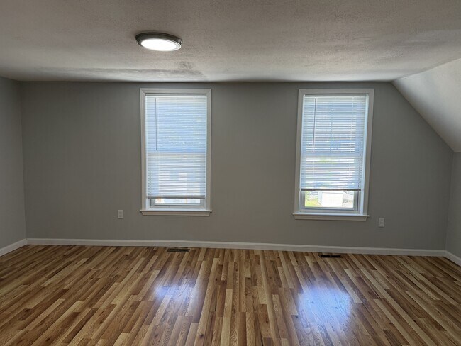 Building Photo - 210 6th St