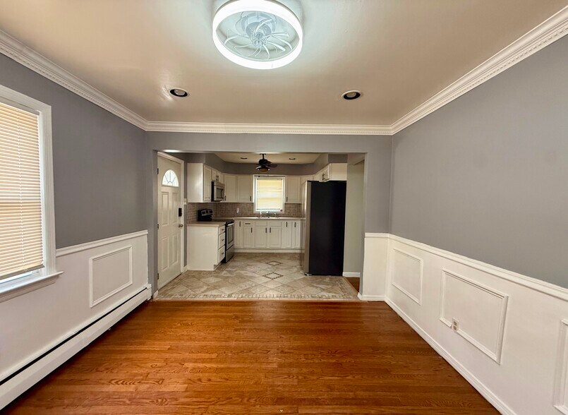 Building Photo - 563 Lakeside Dr