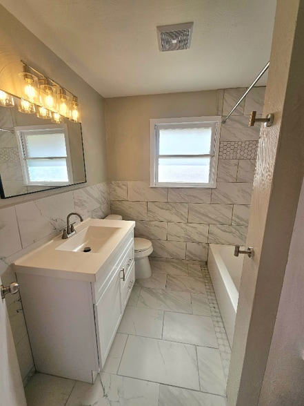 Building Photo - 513 Oakdale Dr