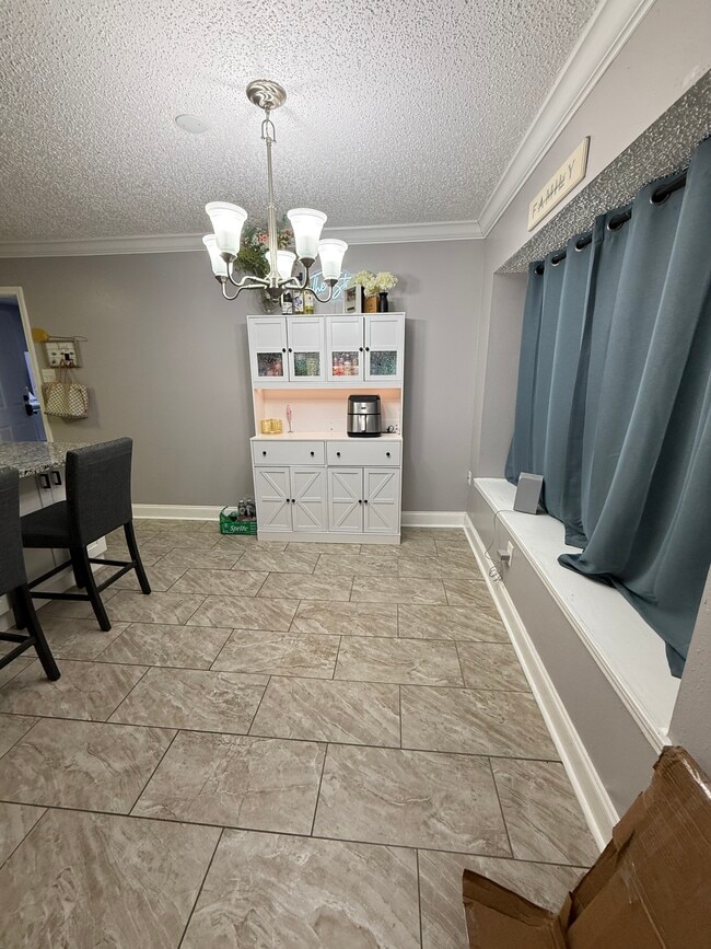 Building Photo - 204 Dale Ave