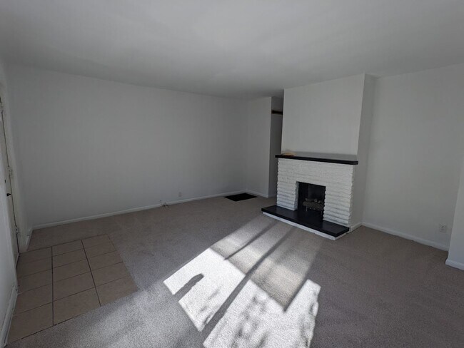 Building Photo - 546 E Jenkins Ave