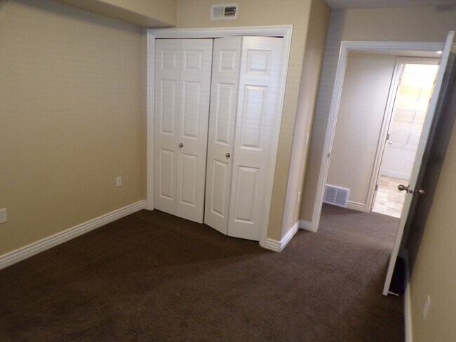 Building Photo - Great 3 Bed 2 Bath Sandy Condo!!