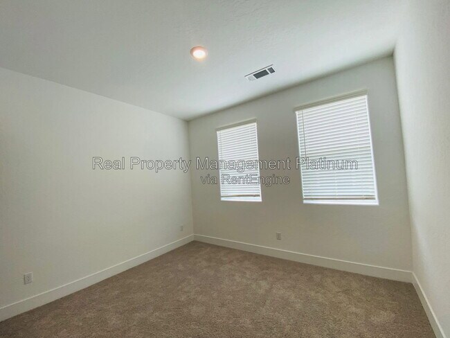 Building Photo - 2752 E Tamarind Dr