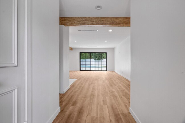 Building Photo - BEAUTIFULLY REMODELED, 5BD/4BA ENTERTAINER...
