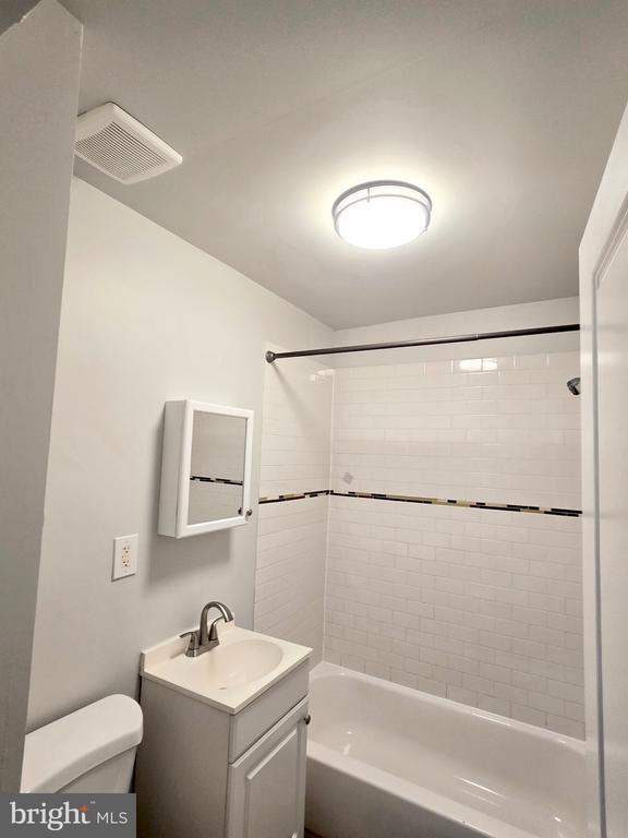Building Photo - 525 N 33rd St