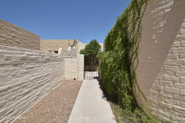 Building Photo - 5066 N Placita Del Lazo