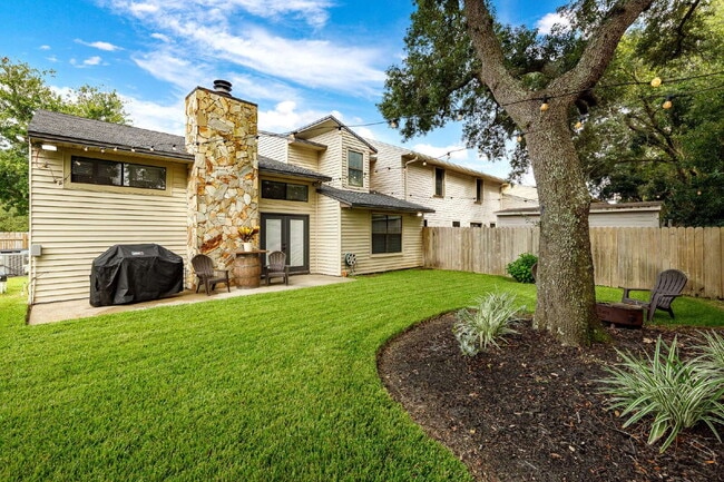 Building Photo - "Charming and Updated 3-Bed end unit townh...