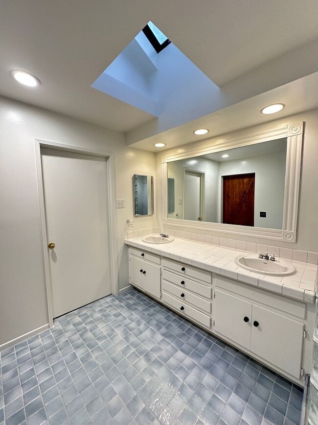 Building Photo - 3 Bedroom Irvine Home - Large Master Suite w/ Wood Floors - Beautiful!!!!!