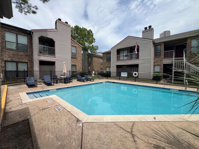 Building Photo - 2025 Augusta Dr