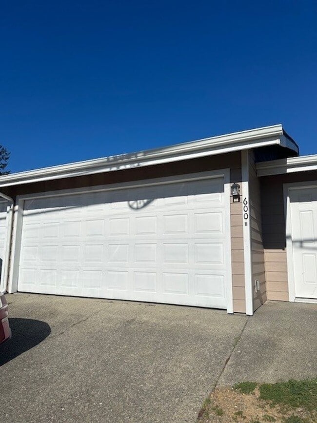 Building Photo - 600 Easy St