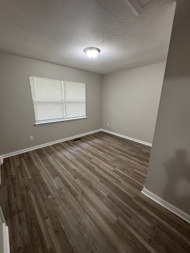 Building Photo - Charming 3-Bedroom, 2-Bath Home with 1,632...