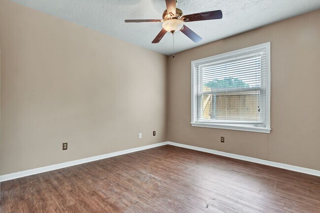 Building Photo - END OF JULY MOVE IN!!  Spacious 4 Bedroom 2 Bathroom Home with Huge Yard!