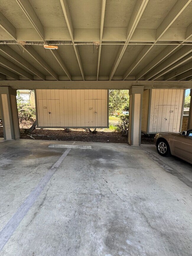 Building Photo - Light Filled Top Floor Condo in Premier 55+ Oaknoll Community