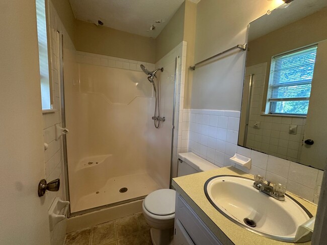 Building Photo - Introducing a charming 3-bedroom, 2-bathro...