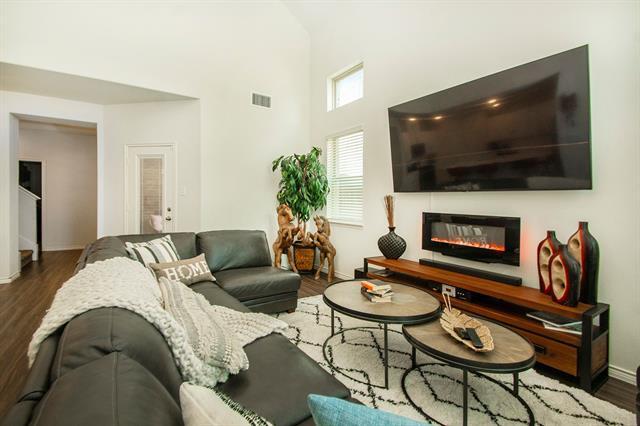Building Photo - 2168 Miramar Dr