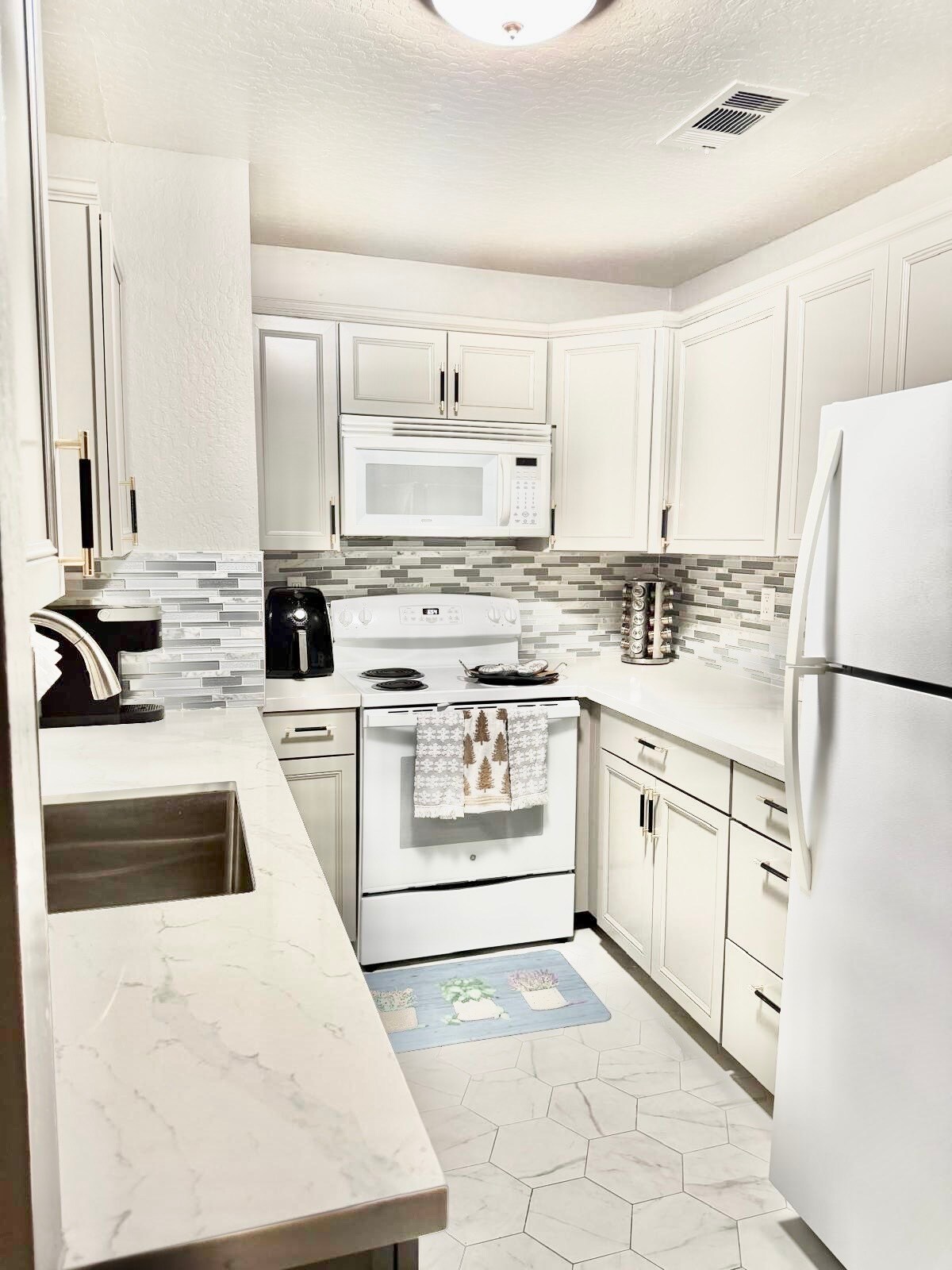 Kitchen - 1072 Maywood Ln