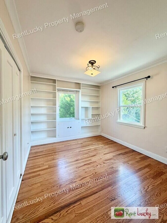 Building Photo - 2130 Montvale Pl W