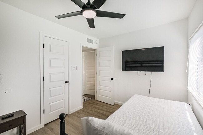 Building Photo - 5021 Libbey Dr