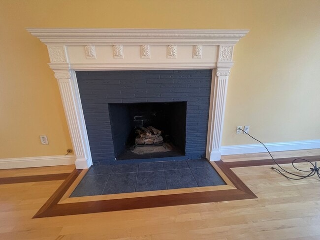 Building Photo - Stunning 3 bedroom/ 2 bath Victorian 2 sto...