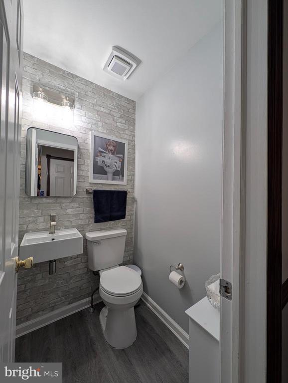 Building Photo - 609 Hartland Ct