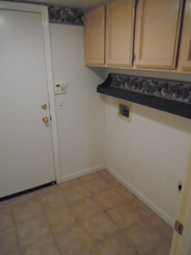 Building Photo - NICE TWO STORY, 3 BEDROOM, 3 FULL BATHROOM...