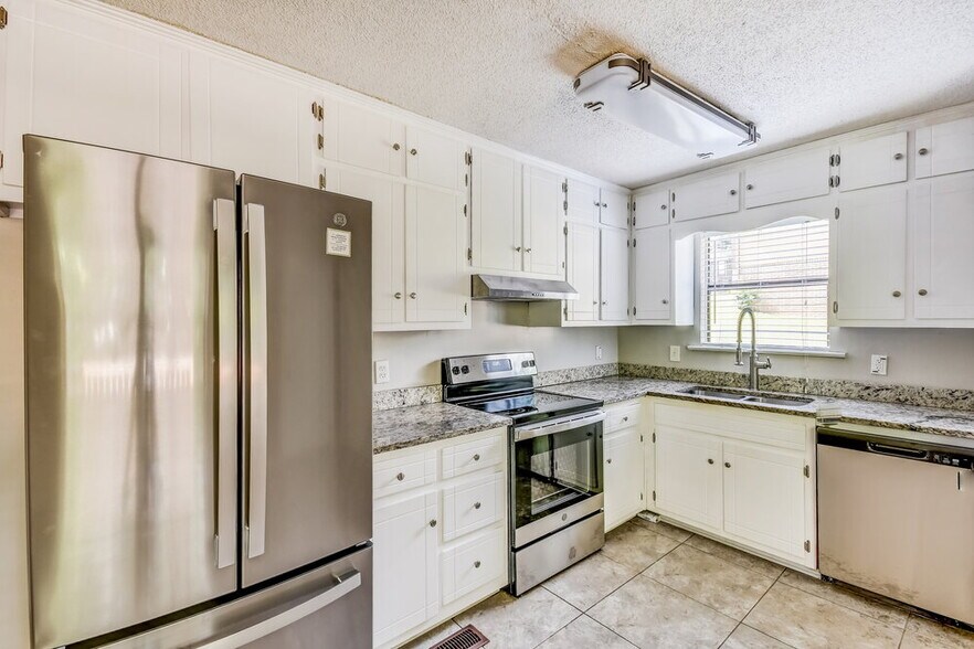 Building Photo - 1121 Sunscape Cir