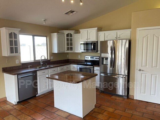 Building Photo - 14930 N Gil Balcome Ct