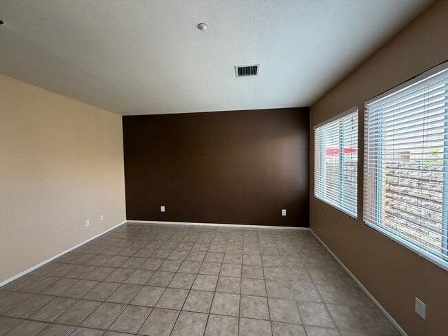 Building Photo - 3 Bed, 2.5 Bath Townhome in gated Park Lane Community