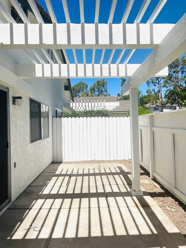 Building Photo - Spacious 2-bedroom, 2-bathroom condo featu...