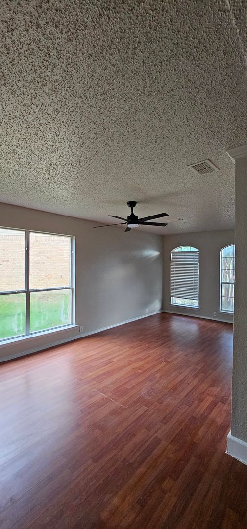 Building Photo - Spacious 2-story on a Quiet Cul-de-Sac